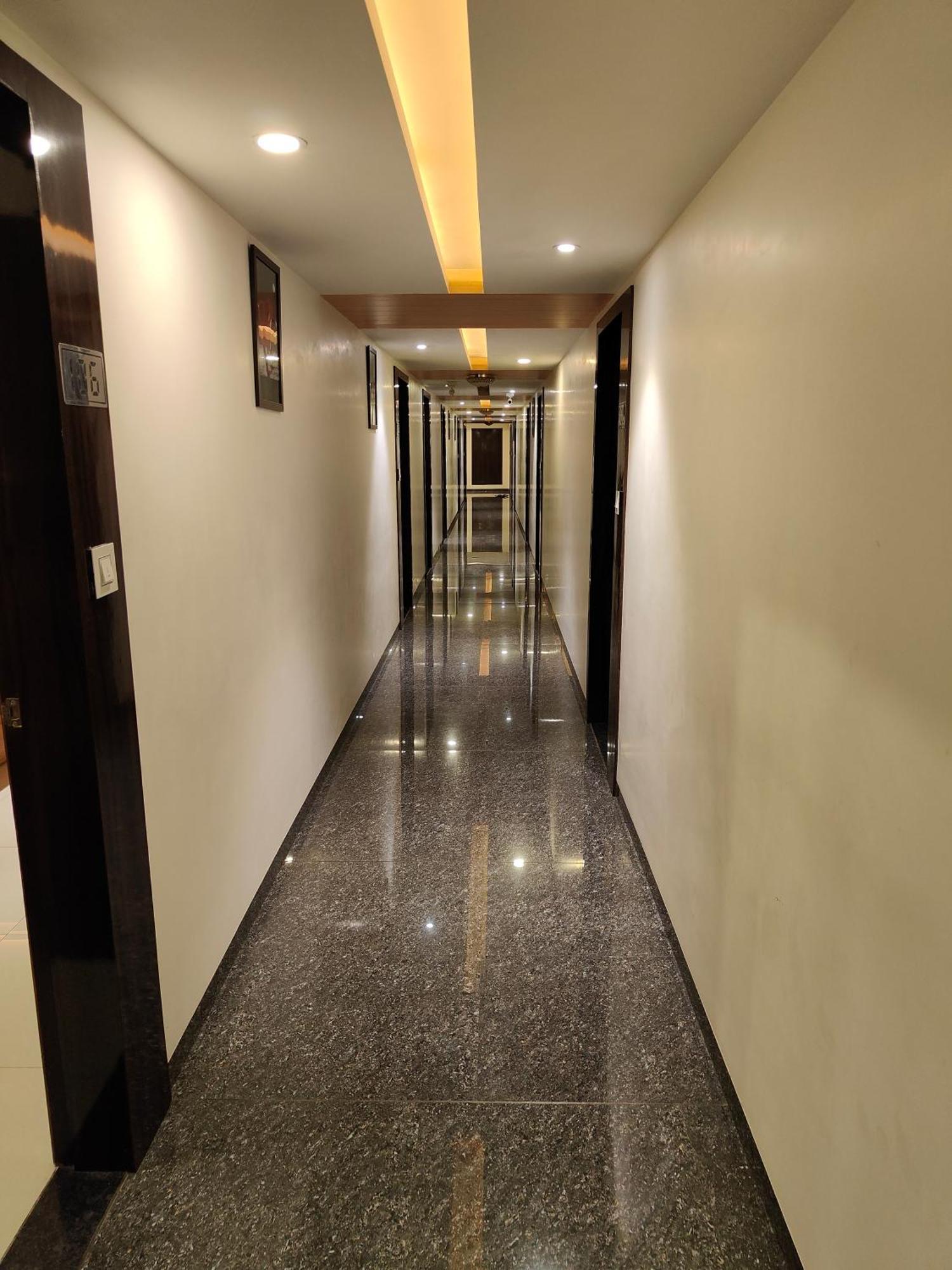 Hotel Sahyog & Rooms Surat Exterior foto