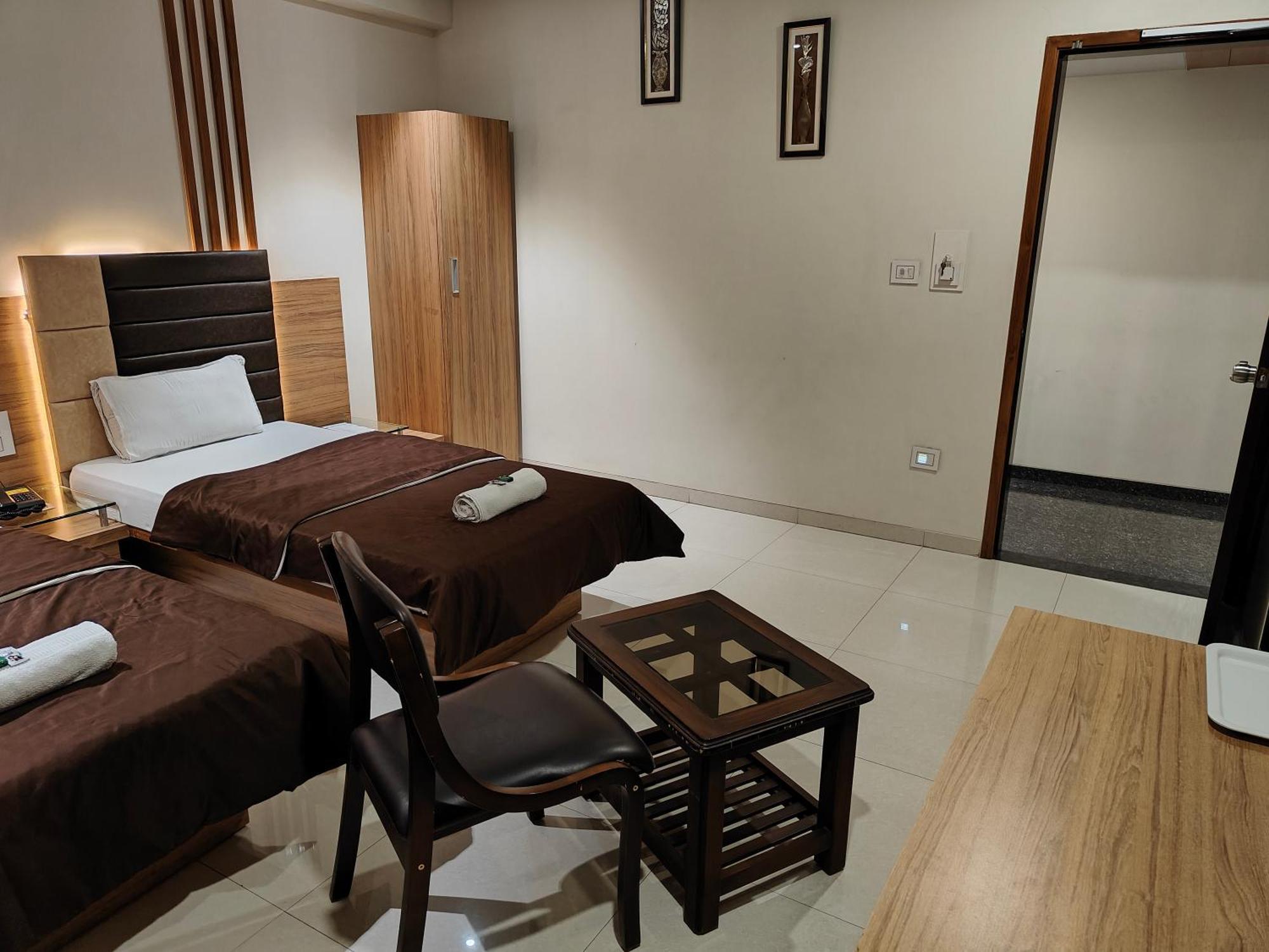 Hotel Sahyog & Rooms Surat Exterior foto