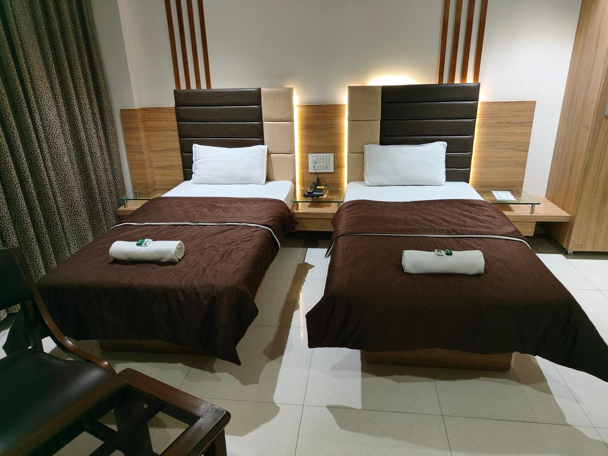 Hotel Sahyog & Rooms Surat Exterior foto