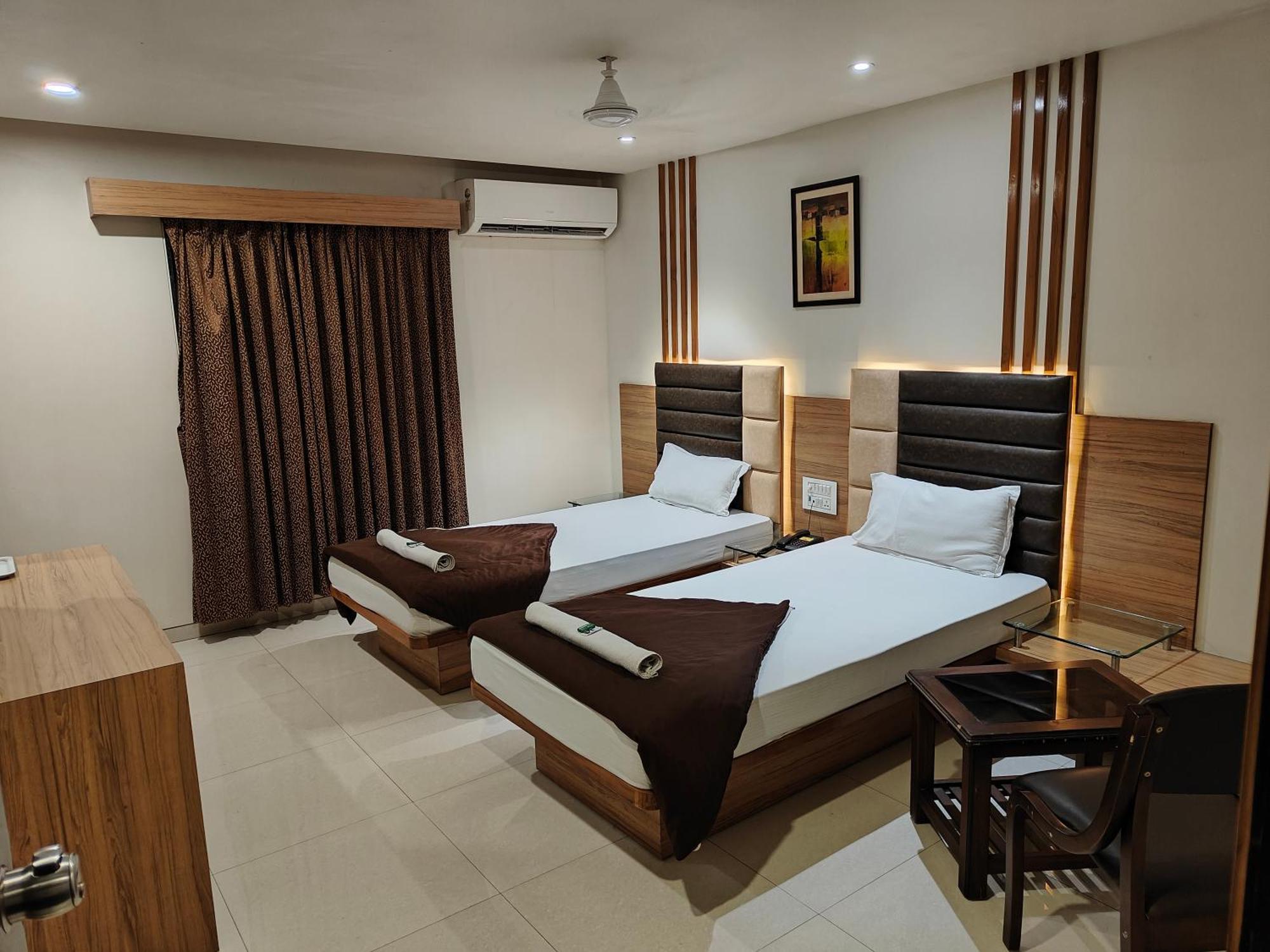 Hotel Sahyog & Rooms Surat Exterior foto