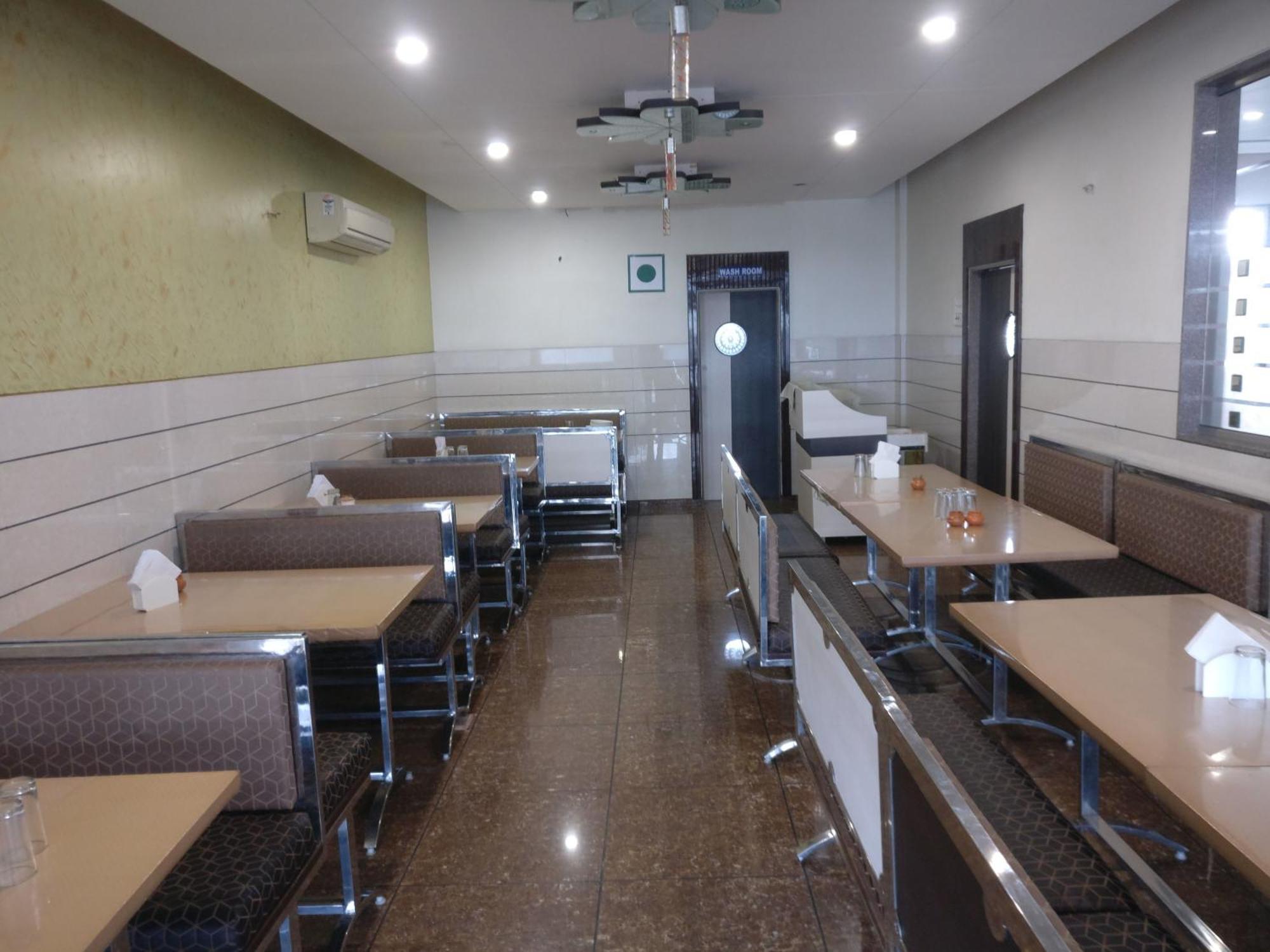 Hotel Sahyog & Rooms Surat Exterior foto